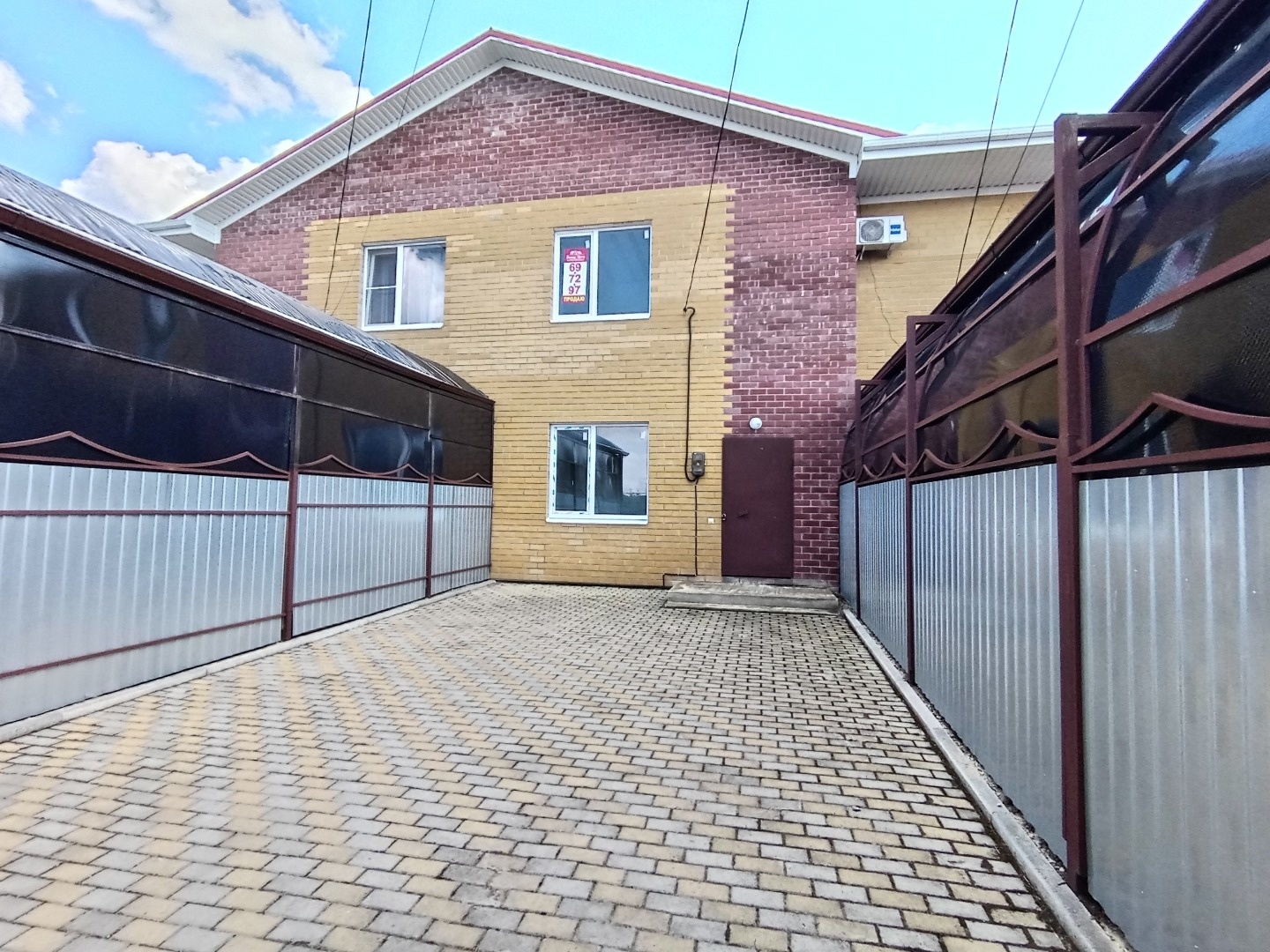 В продаже евротаунхаус общей площадью 109 кв. м в 3 минутах ходьбы от школы N20 в самом центре района Гармония.
Вся инфраструктура в пешей близости : школы, детские сады, Храм, спортивный комплекс, развивающие центры для детей, развлекательные центры, Аллея Здоровья, Аллея ласточек, магазины, кафе, 