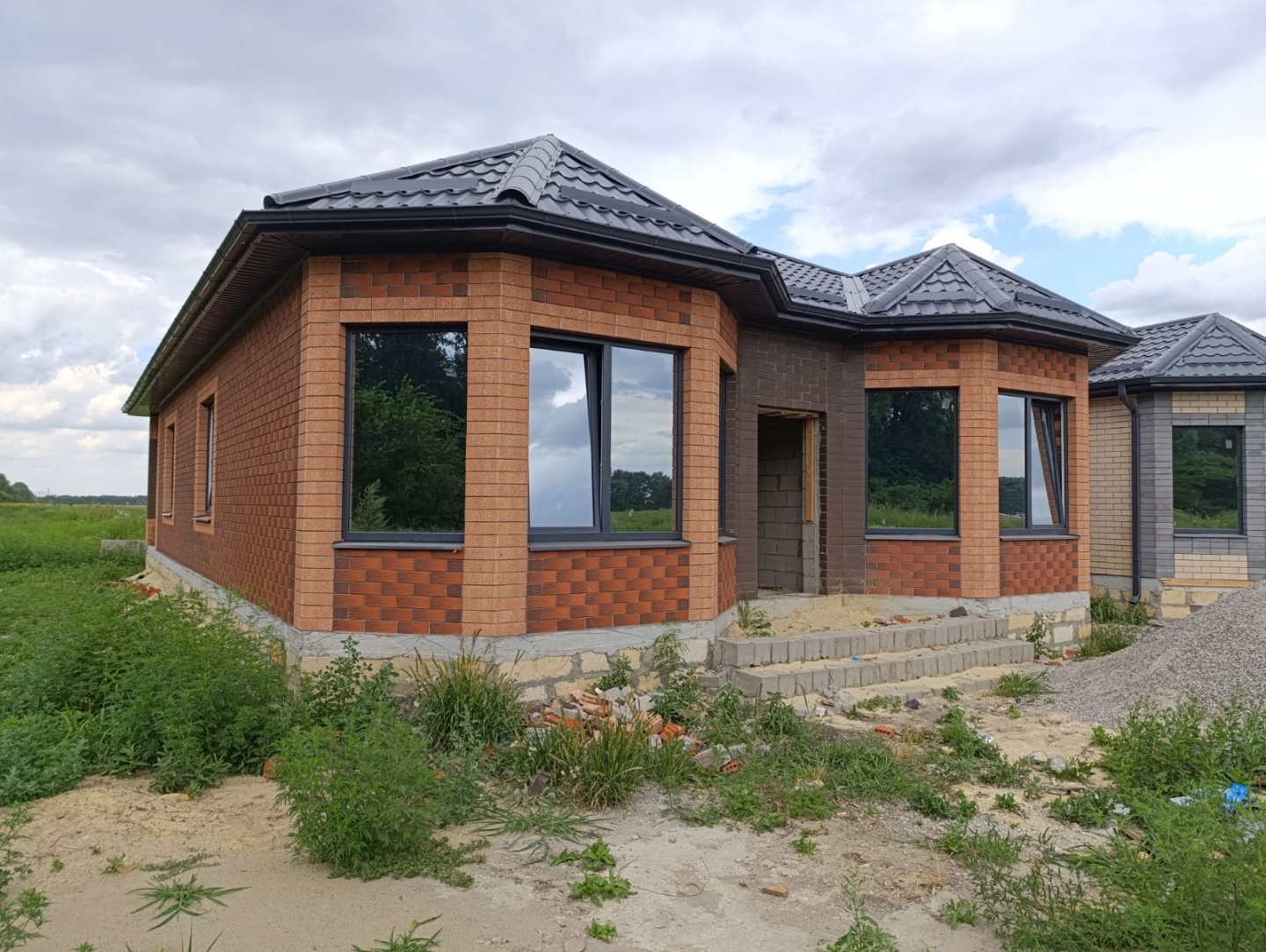 В продаже дома от застройщика, район Центральный!
Дома качественной постройки, площадью 160 кв.м., разные планировки на вкус и цвет!
Участки по 4 сотки в собственности!
Будут проведены центральные коммуникации!
В домах будет предчистовая отделка, потолки будут подшиты гипсокартоном, крыша утеплена!
