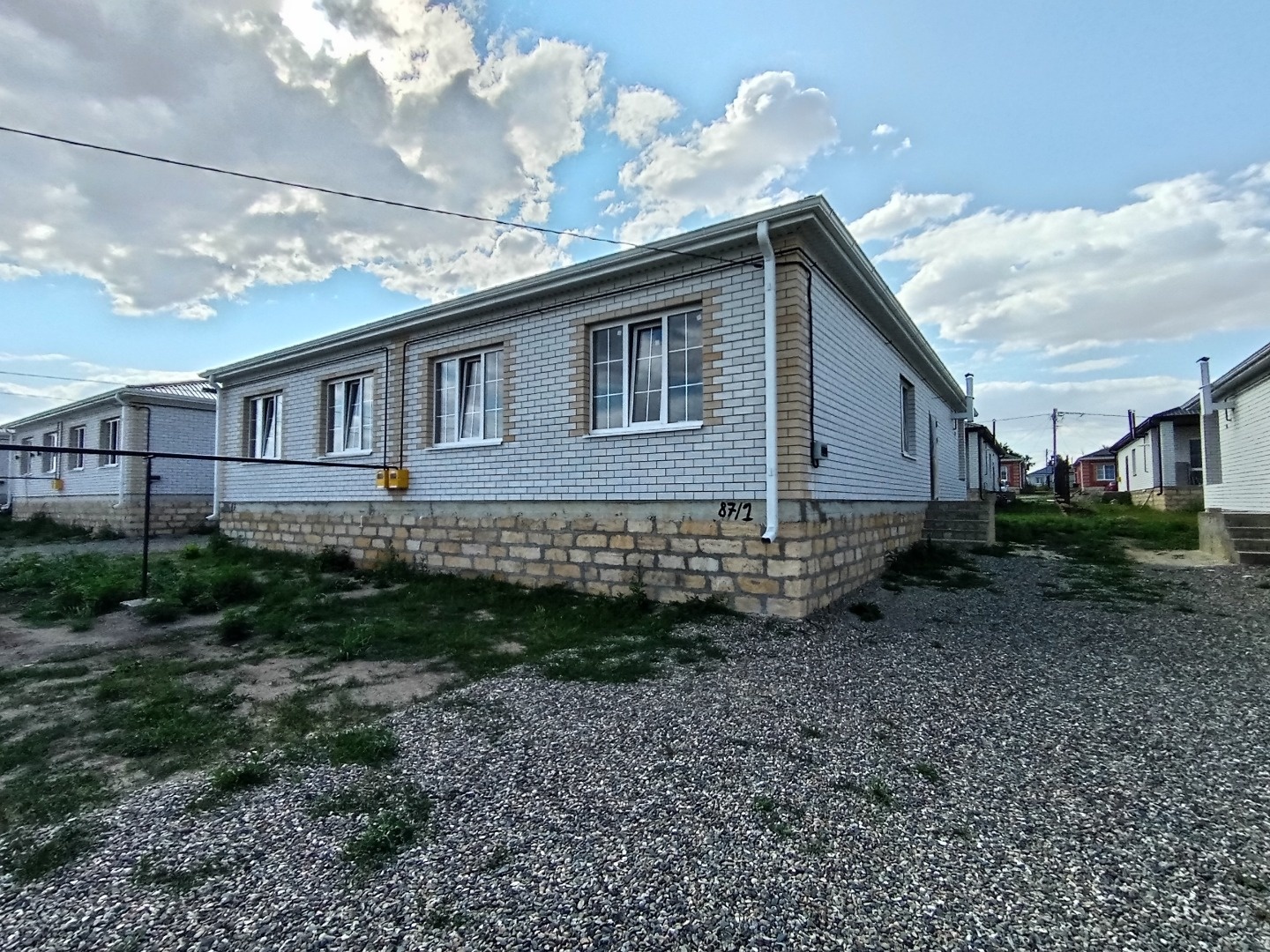 В продаже коттедж 102 кв. м на 3 сотках земли в собственности.
Центральные коммуникации все :вода, канализация, свет, газ.
Планировка с изолированными комнатами :
