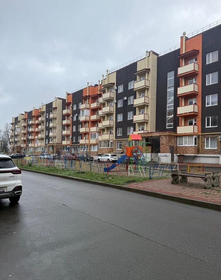 Продается квартира на комфортном 3 этаже, 2023 года постройки. 
Без обременений, один собственник. 
Вся инфраструктура в шаговой доступности: две школы, детские сады , магазины , кафе , бесперебойное  маршрутное движение , прямые маршруты на  Ставрополь . 