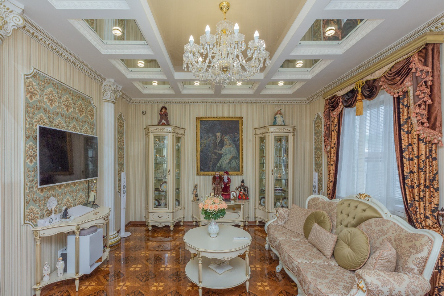 В продаже двухэтажный отдельно стоящий дом с благоустроенным уютным двором 5,45 соток .
 Дом  построен из качественных материалов , по индивидуальному  проекту, имеет  3 армопояса , разумно использован каждый  квадратный метр  дома , первый  этаж  полностью с теплым  полом.
 Планировка дома : 
 1 эт