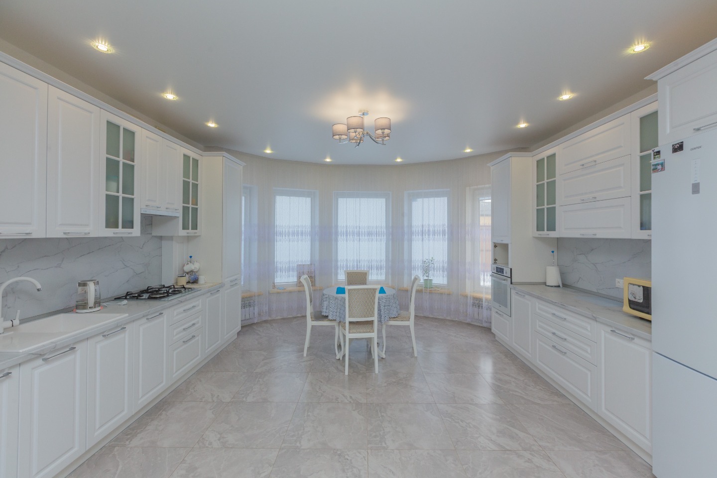 В продаже отдельно стоящий дом  в прекрасно развитом районе Адмирал г. Михайловска . 
Вся инфраструктура  в пешей близости : школа в  3 минутах ходьбы, Адмиральский парк  в 5 минутах ходьбы , магазины , кафе  , Храм  и т. д. , отличная транспортная развязка.

В доме  ремонт  из качественных материал