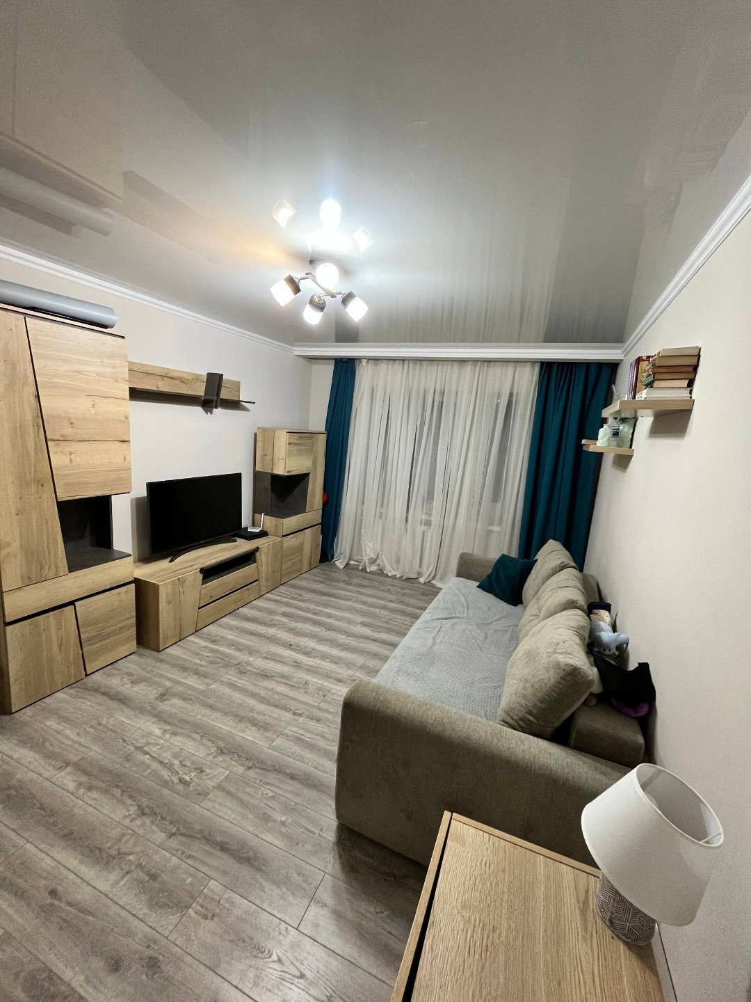 В продаже  2-ная  квартира  в самом  центре города  Михайловска .
 Вся инфраструра  в 2 минутной шаговой близости : рынок , магазины  сетевые, Школа , детские сады ,  развивающие  центры для детей,  кафе Хенкальная , ресторан Моравия, почта , пенсионный фонд , налоговая  и т.д. , бесперебойное  марш