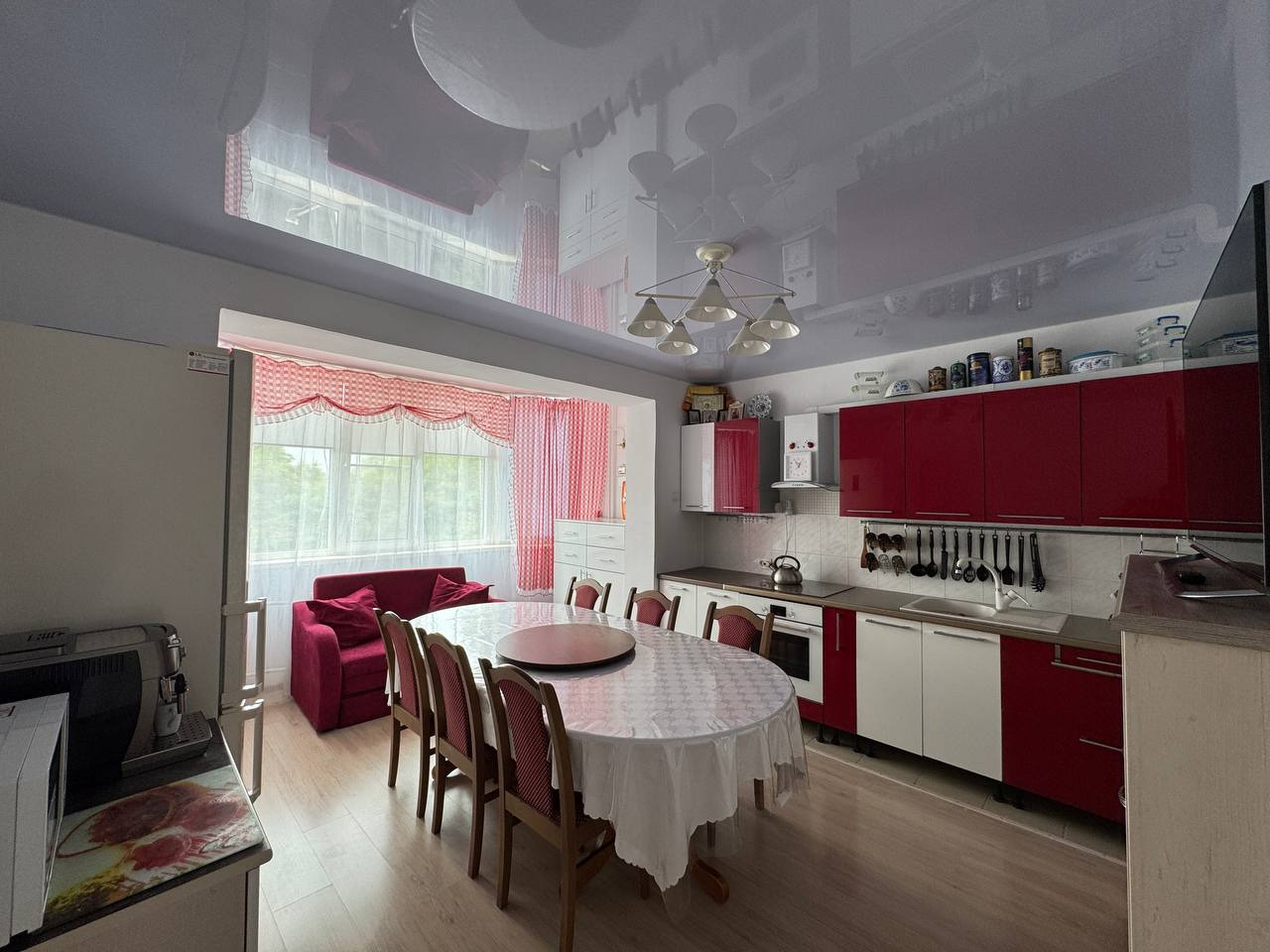 Квартира с просторной кухней,где завтраки станут началом благоприятного дня!

Двухкомнатная квартира 77м2 находится в отличном месте,закрытый двор,со своей парковочной зоной,детской и спортивной площадками.Удобный выезд в разные стороны города.

Евро ремонт,комнаты 16м2 и 26м2,кухня 17м2,раздельный 