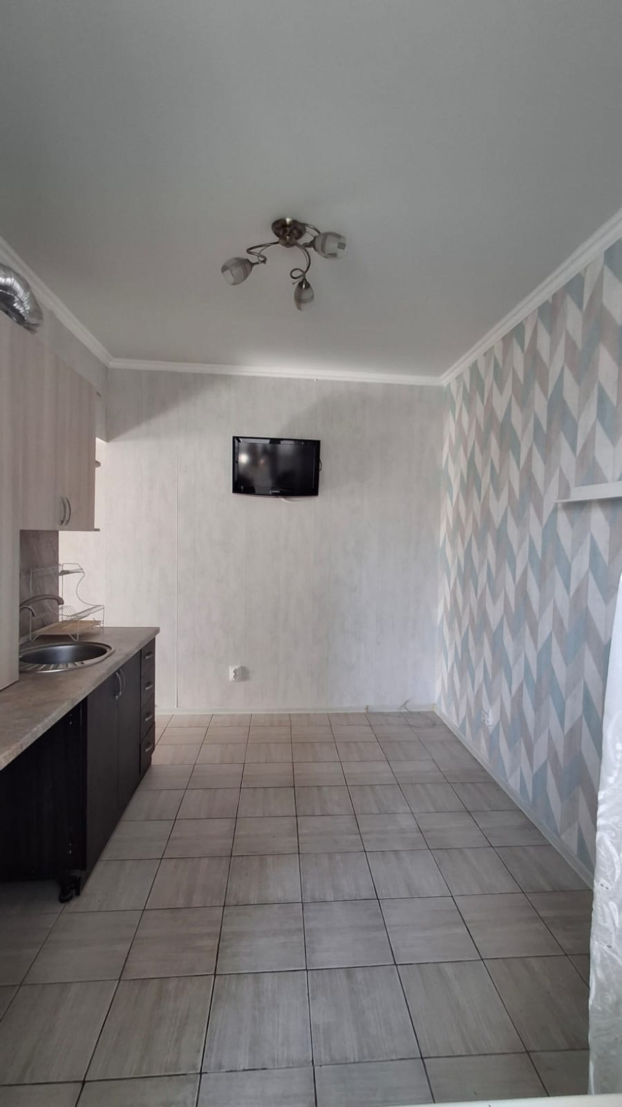 Продам квартиру с индивидуальным отоплением в центре города Михайловск, в квартире выполнен косметический ремонт,теплые полы во всей квартире ,кроме комнаты,кондиционер «Balu», телевизор, шкаф-купе, кухонный гарнитур оснащеный техникой(варочная панель,духовой шкаф)
записывайтесь на просмотр,юридичес