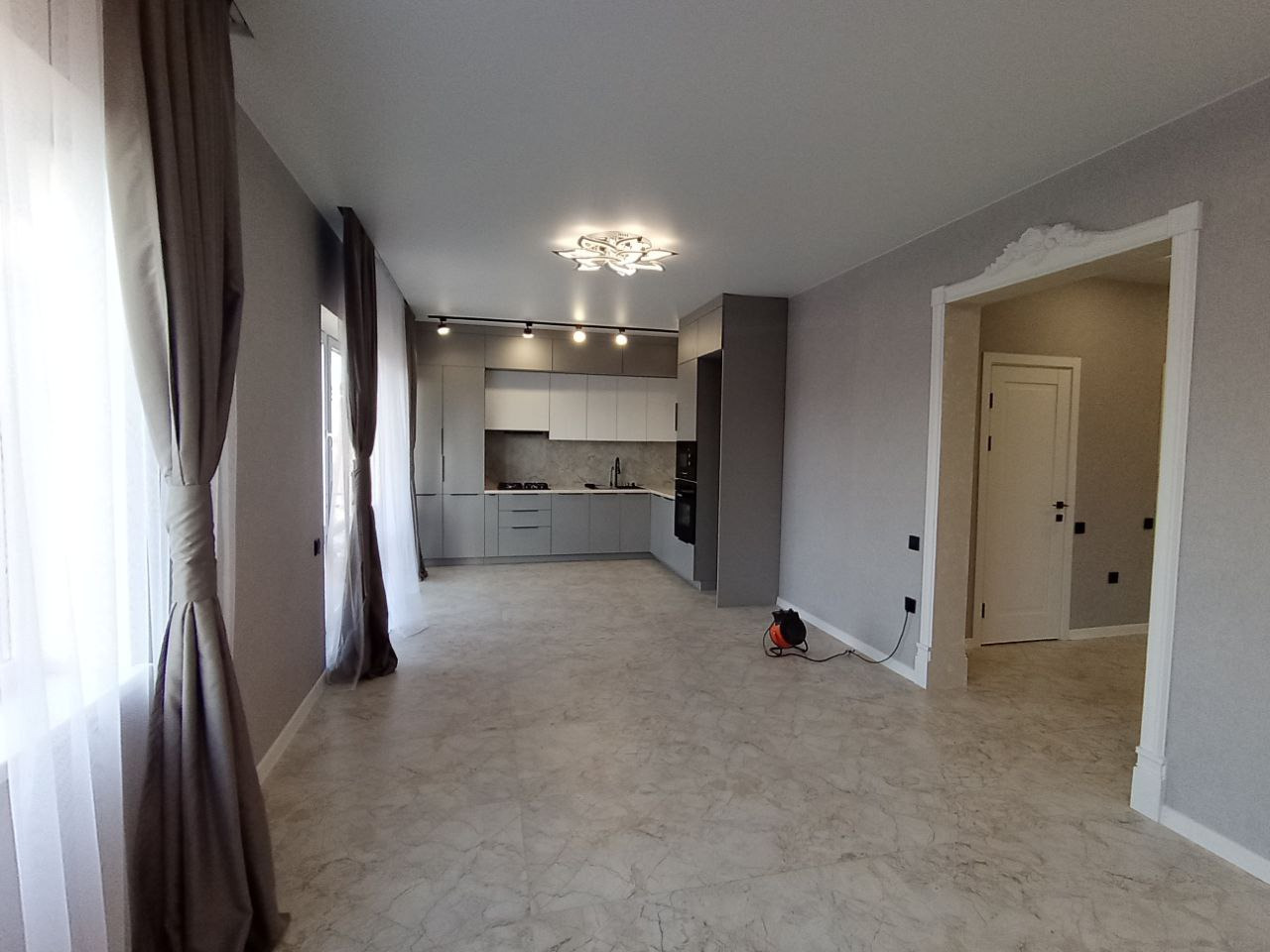 Продаётся отдельно стоящий дом, район центральный.