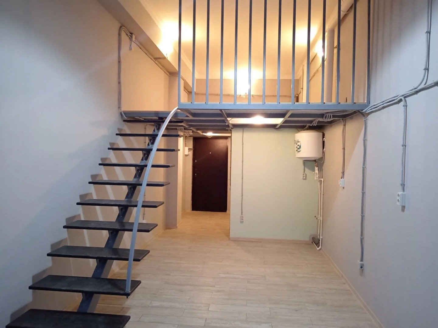 В продаже двухуровневая квартира в стиле Лофт.
Автономное отопление минимальнык коммунальные платежи
Витражное панарамное окно открывает прекрасный вид на Аллею Ласточек, где в любое время можно любоваться на красоты рассвета, заката и пить вкусный заверенный кофе.
41 кв м, просторная, свободная