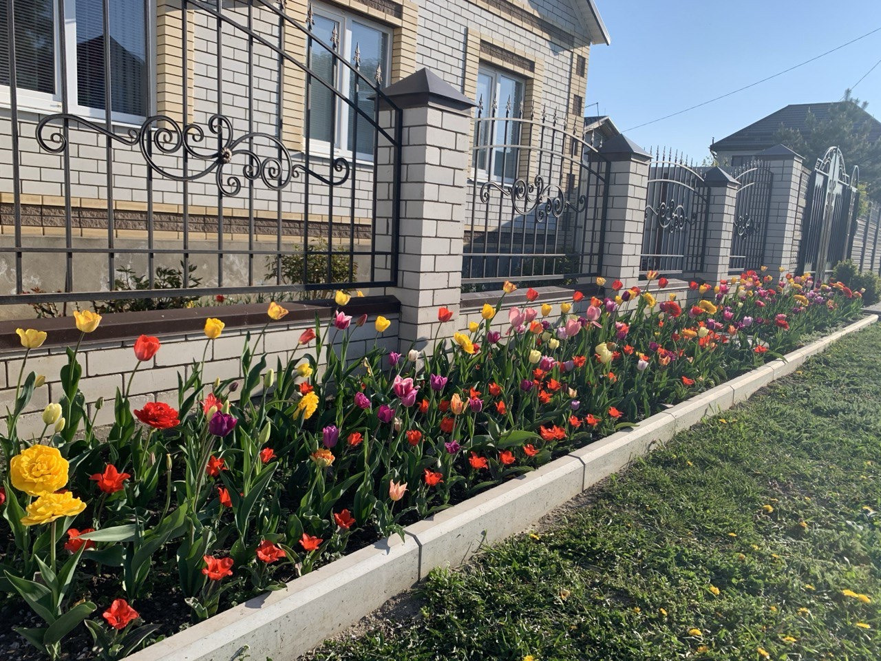 В продаже двухэтажный отдельно стоящий дом с благоустроенным уютным двором 5,45 соток .
 Дом  построен из качественных материалов , по индивидуальному  проекту, имеет  3 армопояса , разумно использован каждый  квадратный метр  дома , первый  этаж  полностью с теплым  полом.
 Планировка дома : 
 1 эт